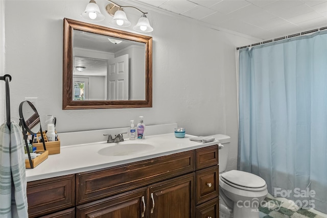 full bath featuring crown molding, toilet, vanity, and a shower with curtain
