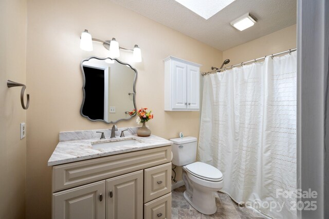 15 Heather Ln, Fairview, NC 28730 - bathroom with vanity, toilet, a shower with shower curtain, and a textured ceiling
