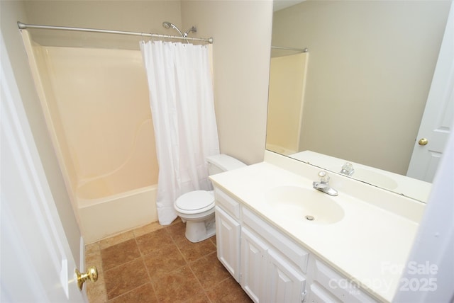 4704 Beech Crest Pl, Charlotte, NC 28269 - bathroom with vanity, shower / bath combo, and toilet