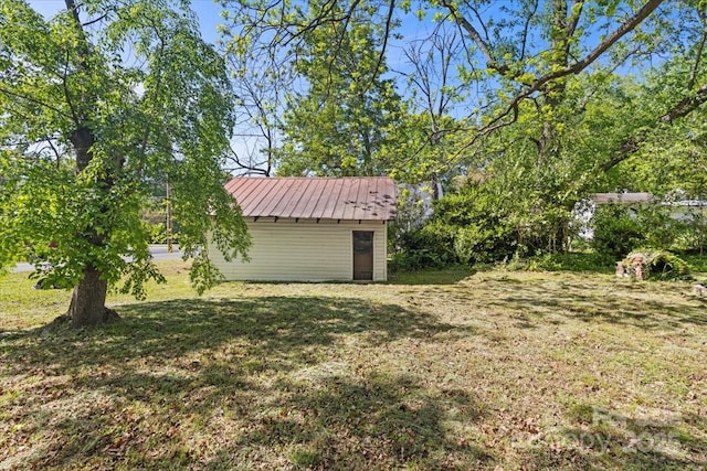 view of yard with an outbuilding