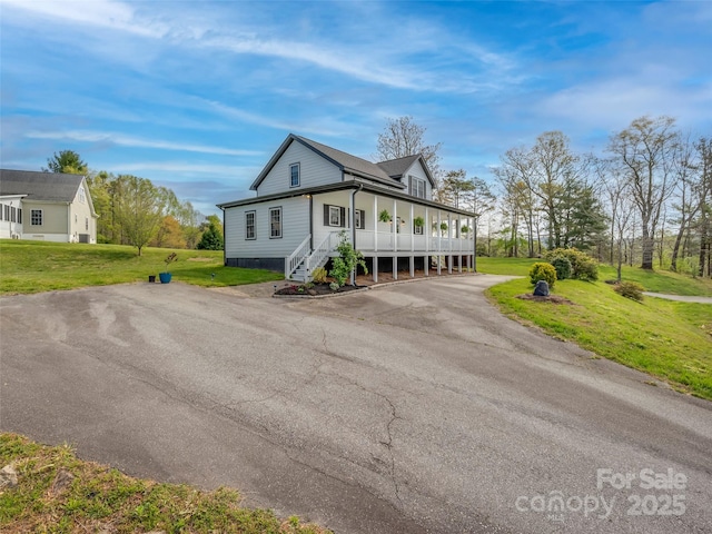 view of front of property featuring a front lawn and covered porch