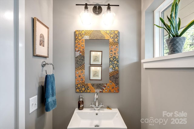 bathroom featuring a sink