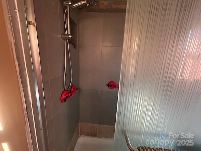 full bathroom featuring a tile shower