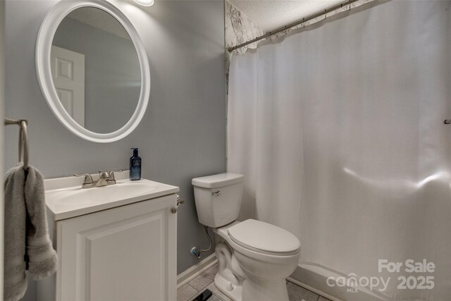 bathroom with a textured ceiling, vanity, a shower with curtain, baseboards, and toilet