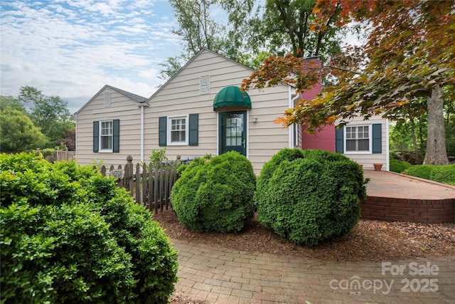 view of front of property featuring fence