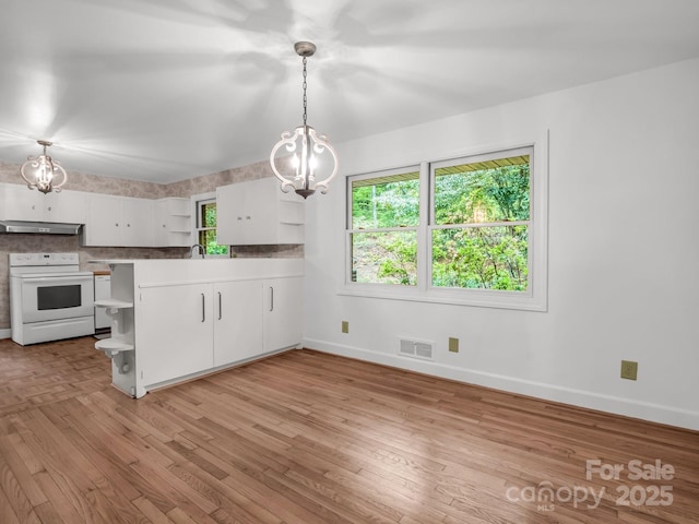 kitchen featuring open shelves, electric range, under cabinet range hood, a chandelier, and baseboards