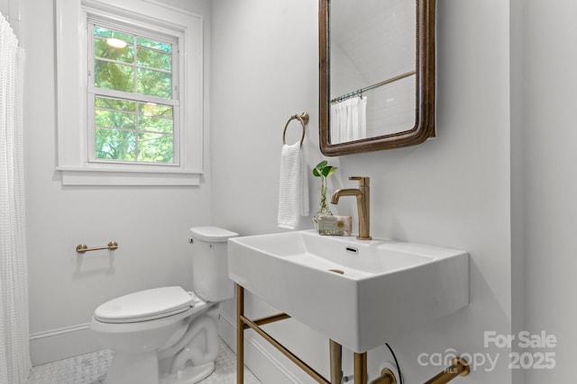 625 4th Street Dr NW, Hickory, NC 28601 - full bathroom with baseboards, vanity, toilet, and a shower with curtain