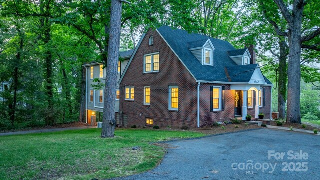 625 4th Street Dr NW, Hickory, NC 28601 - view of front facade featuring brick siding, driveway, a chimney, and a front lawn