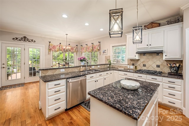 19729 Callaway Hills Ln, Davidson, NC 28036 - kitchen featuring backsplash, a sink, light wood-type flooring, a peninsula, and appliances with stainless steel finishes