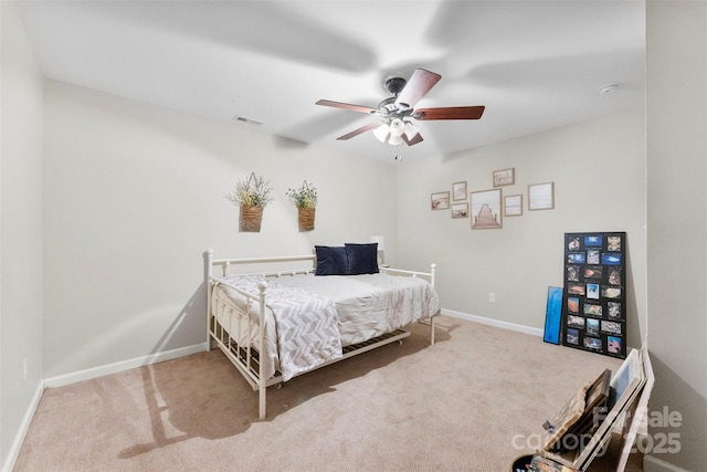 bedroom with carpet flooring, baseboards, visible vents, and ceiling fan
