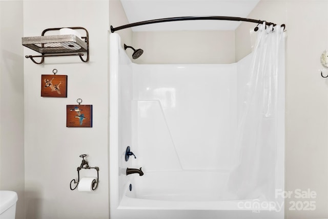 full bathroom featuring toilet and shower / tub combo with curtain