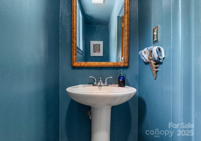 916 E Park Dr, Lincolnton, NC 28092 - bathroom with a textured wall and a sink