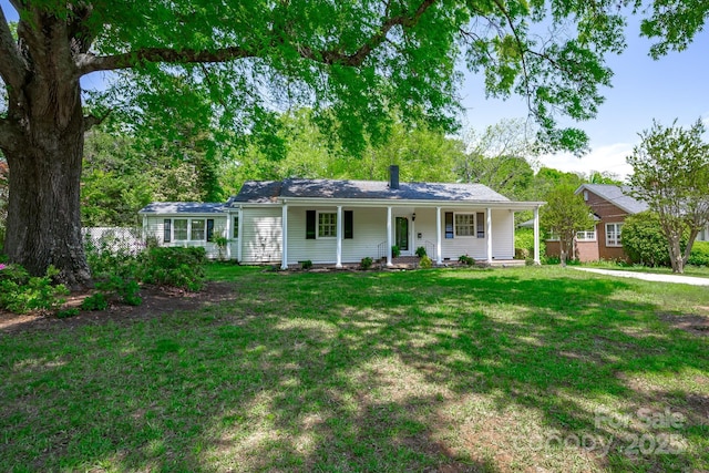 402 Hudson St, Winnsboro, SC 29180 - ranch-style home featuring a front lawn and covered porch