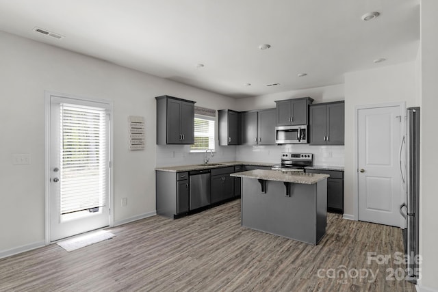kitchen featuring visible vents, appliances with stainless steel finishes, decorative backsplash, and a sink