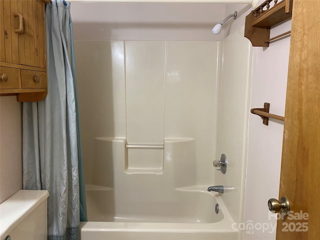 bathroom featuring shower / bath combo