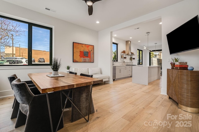dining space with recessed lighting, light wood finished floors, visible vents, baseboards, and ceiling fan