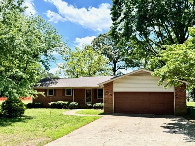 127 Edgeway Rd, Mooresville, NC 28117 - single story home with an attached garage, driveway, a front lawn, and brick siding