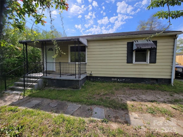 view of front of house featuring a porch and crawl space
