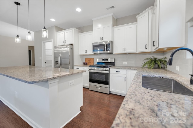 kitchen featuring decorative backsplash, dark wood-style flooring, visible vents, a sink, and stainless steel appliances