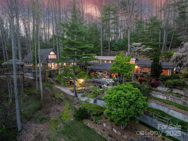 view of yard at dusk