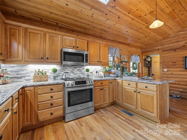 kitchen with stainless steel appliances, a peninsula, light wood-style flooring, tasteful backsplash, and lofted ceiling