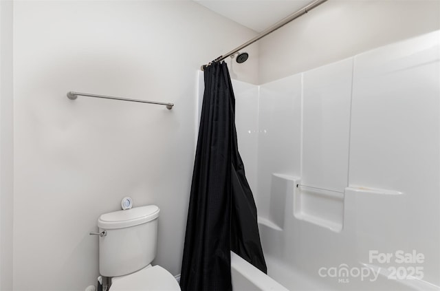 full bath featuring toilet and shower / bath combo