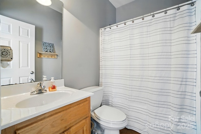 full bath featuring vanity, toilet, and a shower with shower curtain
