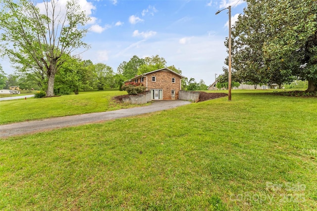 view of yard with driveway