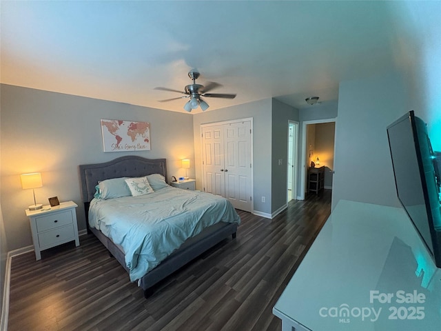 bedroom featuring baseboards, a ceiling fan, dark wood-style floors, and a closet