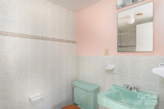 220 Ridge Rd, Waynesville, NC 28786 - bathroom featuring tile walls