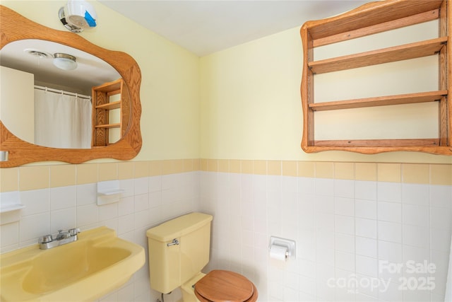 220 Ridge Rd, Waynesville, NC 28786 - full bath with tile walls and a wainscoted wall