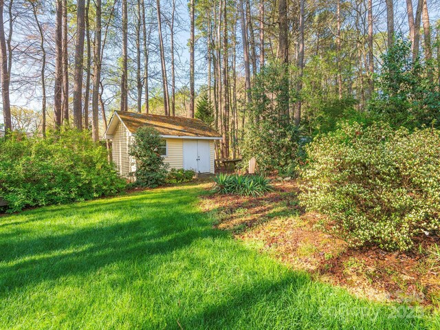 view of yard with an outbuilding