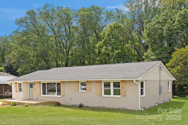 ranch-style house with crawl space, brick siding, a front yard, and roof with shingles