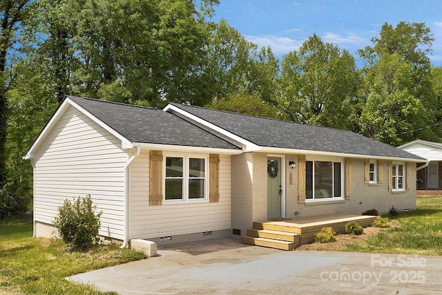 ranch-style home with crawl space, a front lawn, and a shingled roof