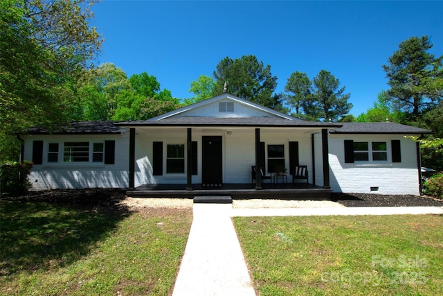 view of front of house with brick siding, a porch, and a front yard