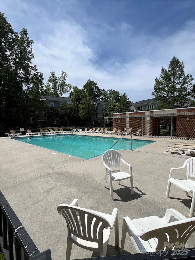 650 Raphael Pl, Charlotte, NC 28205 - community pool with a patio