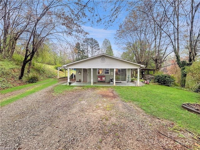 view of front of home featuring a porch, driveway, and a front yard