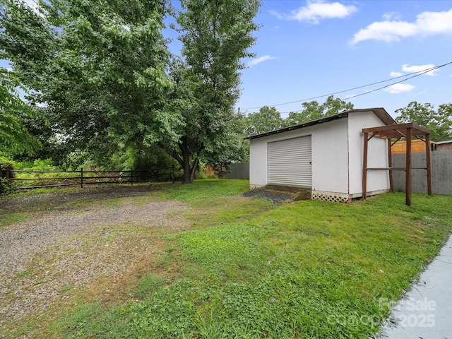 view of yard featuring an outdoor structure