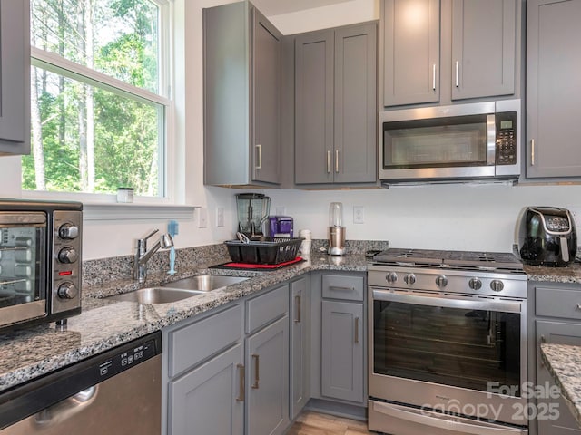 11010 Redcoat Hill Ln, Huntersville, NC 28078 - kitchen with appliances with stainless steel finishes, a sink, gray cabinetry, and light stone counters