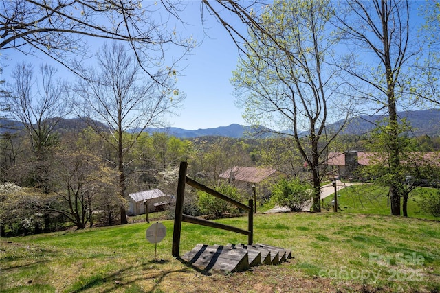 view of grassy yard featuring a mountain view