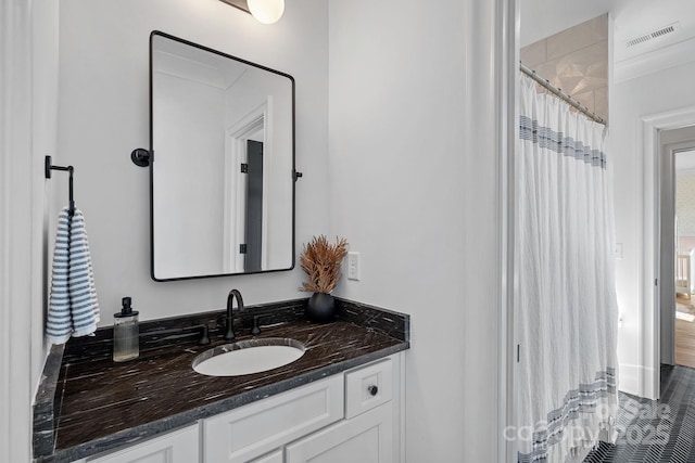bathroom featuring visible vents, curtained shower, and vanity