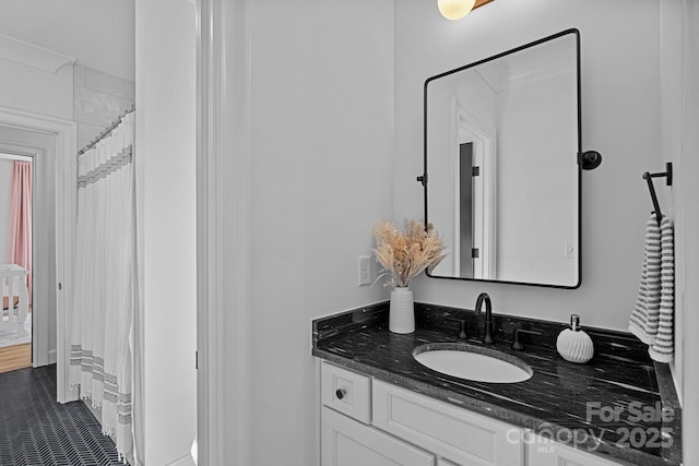 full bathroom featuring a shower with curtain and vanity