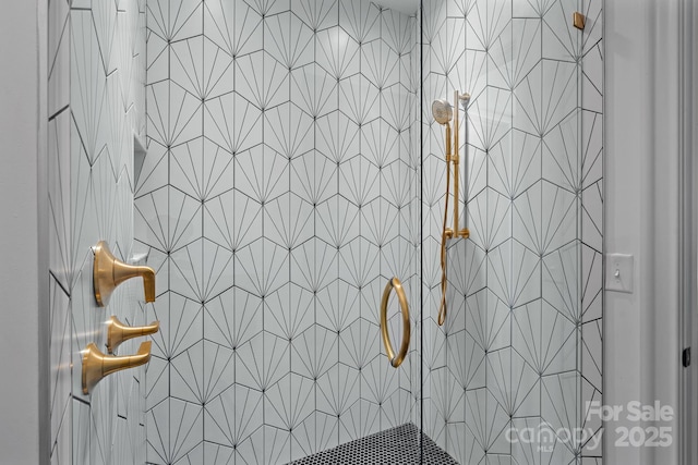 full bath featuring tiled shower