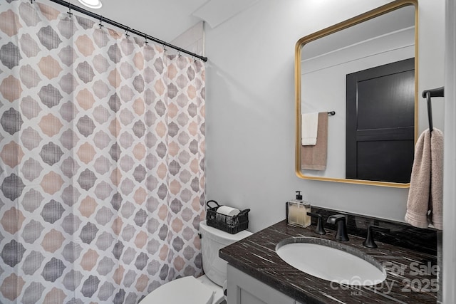 full bathroom with a shower with shower curtain, toilet, and vanity