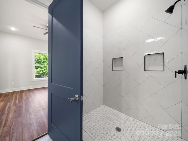 full bath featuring a tile shower, wood finished floors, a ceiling fan, baseboards, and recessed lighting
