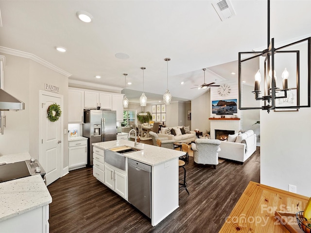 kitchen with stainless steel appliances, visible vents, a ceiling fan, ornamental molding, and white cabinetry