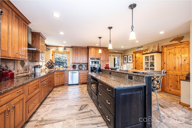 kitchen featuring stainless steel appliances, recessed lighting, a breakfast bar area, and a kitchen island