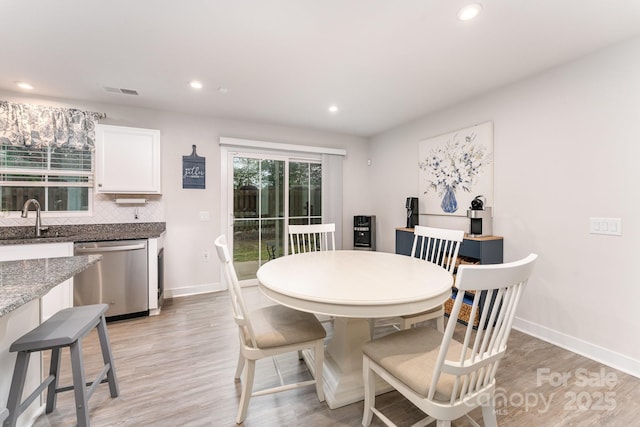 dining area featuring light wood finished floors, recessed lighting, visible vents, and baseboards