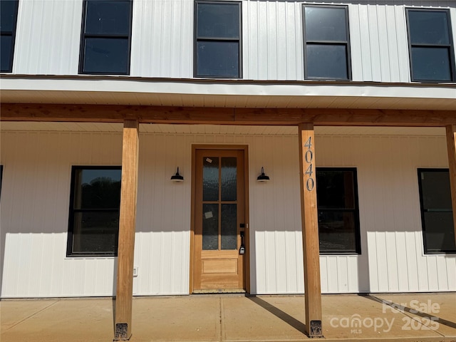 property entrance featuring a porch