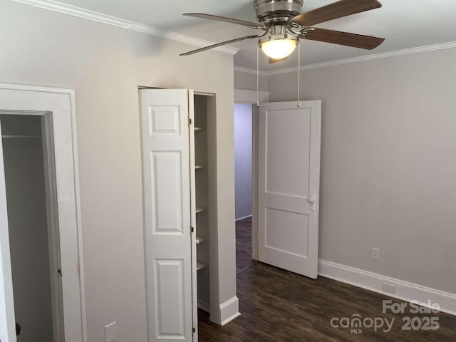 unfurnished bedroom featuring a ceiling fan, ornamental molding, baseboards, and dark wood-style flooring